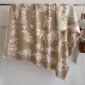 Luxuriöser Schal in Kamel und Beige mit Kaschmir-Gefühl, Jacquard-Muster und M-Buchstaben - Fj055-khaki / 130x130cm