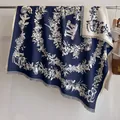 Jacquardschal in Marineblau und Creme mit Blumenmustern und Fransendetails - Fj056-blau / 130x130cm