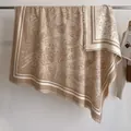 Châle en cachemire beige avec imprimés célestes blancs et motif logo H central - Fj014-kaki / 130x130cm