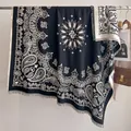 Eleganter schwarz-weißer Schal mit Paisley-Muster und feinen Fransen aus Kaschmir-Imitat - Fj059 - Schwarz / 130x130cm