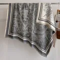 Châle classique gris style cachemire avec jacquard céleste vintage et franges - Fj016-gris / 130x130cm
