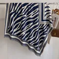 Écharpe classique à motif zèbre bleu foncé et blanc avec franges sur un support - Fj017-bleu / 130x130cm