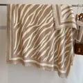 Châle en imitation cachemire à imprimé zèbre avec franges élégantes et bordure jacquard - Fj018-kaki / 130x130cm