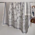 Grau-weißer Jacquard-Schal mit Paisley-Muster und dekorativen kurzen Fransenquasten - Fj063-grau / 130x130cm