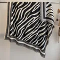 Élégant châle en cachemire à imprimé zèbre noir et blanc avec détails de franges - Fj019-noir / 130x130cm