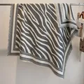 Écharpe classique en imitation cachemire imprimé zèbre gris et blanc avec franges - Fj020-gris / 130x130cm