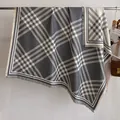 Écharpe à carreaux gris et beige avec finitions à franges en maille douce façon cachemire - Fj022-gris / 130x130cm