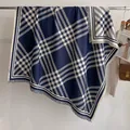 Écharpe classique à carreaux bleu marine et blanc avec franges, texture cachemire - Fj024-bleu / 130x130cm