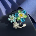 Exquisite blaue Blumenbrosche mit Kristallen und kleinen Perlen auf silberner Basis - Silber