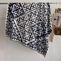 Châle en imitation cachemire bleu marine et beige avec motifs ethniques et franges - Fj025-bleu / 130x130cm