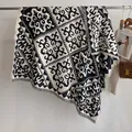 Grande écharpe vintage noir et blanc style cachemire avec motifs et franges - Fj026 - Noir / 130x130cm