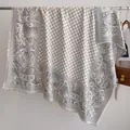 Grau-weißer Jacquard-Schal mit Paisley-Muster und feinen Fransen an einem Metallständer - Fj070-grau / 130x130cm