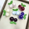 Pinzas para el cabello con forma de cereza en seis colores en una bandeja de madera - Juego mixto multicolor