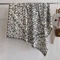 Châle jacquard classique gris et blanc aux motifs vintage et pompons, toucher cachemire - Fj027-gris / 130x130cm