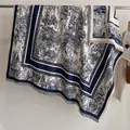 Écharpe classique en cachemire bleu marine et beige avec motif Toile de Jouy et franges - Fj029-bleu / 130x130cm