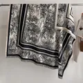 Châle en cachemire noir et blanc à motif Toile de Jouy classique avec bords à franges - Fj030 - Noir / 130x130cm