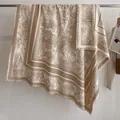 Écharpe classique style cachemire à motif Toile de Jouy avec franges en beige - Fj032-kaki / 130x130cm