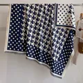 Écharpe classique bleu marine et blanc aspect cachemire avec pois et motif pied-de-poule - Fj033-bleu / 130x130cm