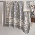 Luxuriöser grauer und beiger Paisley-Jacquardschal mit weichen Fransen und Wendeseite - Fj078-grau / 130x130cm