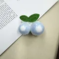 Süße Blaubeer-Haarklammer mit mattierten blauen Kugeln und grünem Blatt-Design - Hellblau