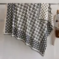Écharpe classique toucher cachemire gris et blanc à pois avec élégantes franges - Fj034-gris / 130x130cm