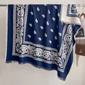 Dunkelblauer Schal mit weißem Paisley-Muster und feinen Fransen am Rand - Fj079-blau / 130x130cm