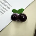 Pinza para el cabello con cereza morada oscura y hojas verdes con acabado brillante - Rojo Oscuro