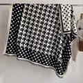 Écharpe rétro noir et blanc style cachemire avec pois vintage et motifs à carreaux - Fj036 - Noir / 130x130cm