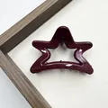 Dettaglio di un fermaglio per capelli a stella bordeaux in acrilico lucido su vassoio in legno - Stile Stella (Stile Uno)