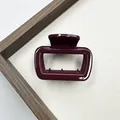 Dettaglio della molletta per capelli bordeaux lucida su un vassoio di legno - Stile Rettangolo Cavo (Stile Tre)