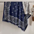 Châle cachemire bleu marine et crème à motifs paisley et fraises avec franges - Fj039-bleu / 130x130cm