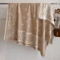 Écharpe vintage café léger en cachemire avec motifs paisley et fraises, vue suspendue - Fj040-kaki / 130x130cm