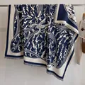 Châle toucher cachemire bleu marine avec motifs équestres vintage et franges - Fj041-bleu / 130x130cm