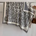 Châle jacquard classique gris et blanc avec motifs équestres d'étriers et de franges - Fj043-gris / 130x130cm