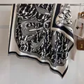 Écharpe classique en cachemire noir et blanc avec motifs équestres de mors et ceintures - Fj044 - Noir / 130x130cm