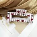 Elegante pinza per capelli con strisce rosse e cuori su base in acrilico bianco - Modello Quadrato Quattro