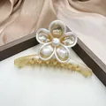 Pinza per capelli a fiore in resina ambra con glitter e perla su seta - Pearlescent Yellow (Five Petal)