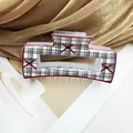 Elegante pinza per capelli a scacchi bianchi e neri con accenti rossi su seta dorata - Modello Quadrato Cinque