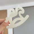 Pince à cheveux en forme de cheval à bascule blanc crème pour coiffures élégantes - 8cm Size / Blanc