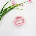 Detailopname van een matroze rechthoekige haarklem met een minimalistisch design - Roze