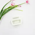Detail van een kleine witte rechthoekige matte haarklem met bloemdecoratie - Wit