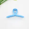 Pinza per capelli azzurra opaca con design a torsione per acconciature a coda alta - Blu