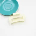 Pinza de pelo cuadrada grande en color crema mate con diseño rectangular minimalista - Blanco