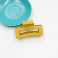 Pinza para el pelo rectangular grande amarillo jengibre mate con diseño hueco de mujer - Amarillo