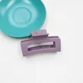 Pinza de pelo grande de acrílico morado mate con diseño rectangular hueco para mujer - Morado