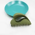 Elegante pinza per capelli verde oliva opaco con design cavo arrotondato H0623 - Verde