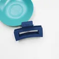 Pince à cheveux carrée bleu foncé mat en résine avec un design creux minimaliste - Bleu marine
