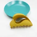 Elegante pinza per capelli giallo zenzero opaco con trama satinata e design traforato - Giallo