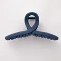 Grande molletta per capelli blu scuro opaco con design a incrocio e finitura antiscivolo - Blu navy