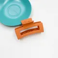 Pince à cheveux rectangulaire évidée orange mat pour femmes sur fond blanc - Orange